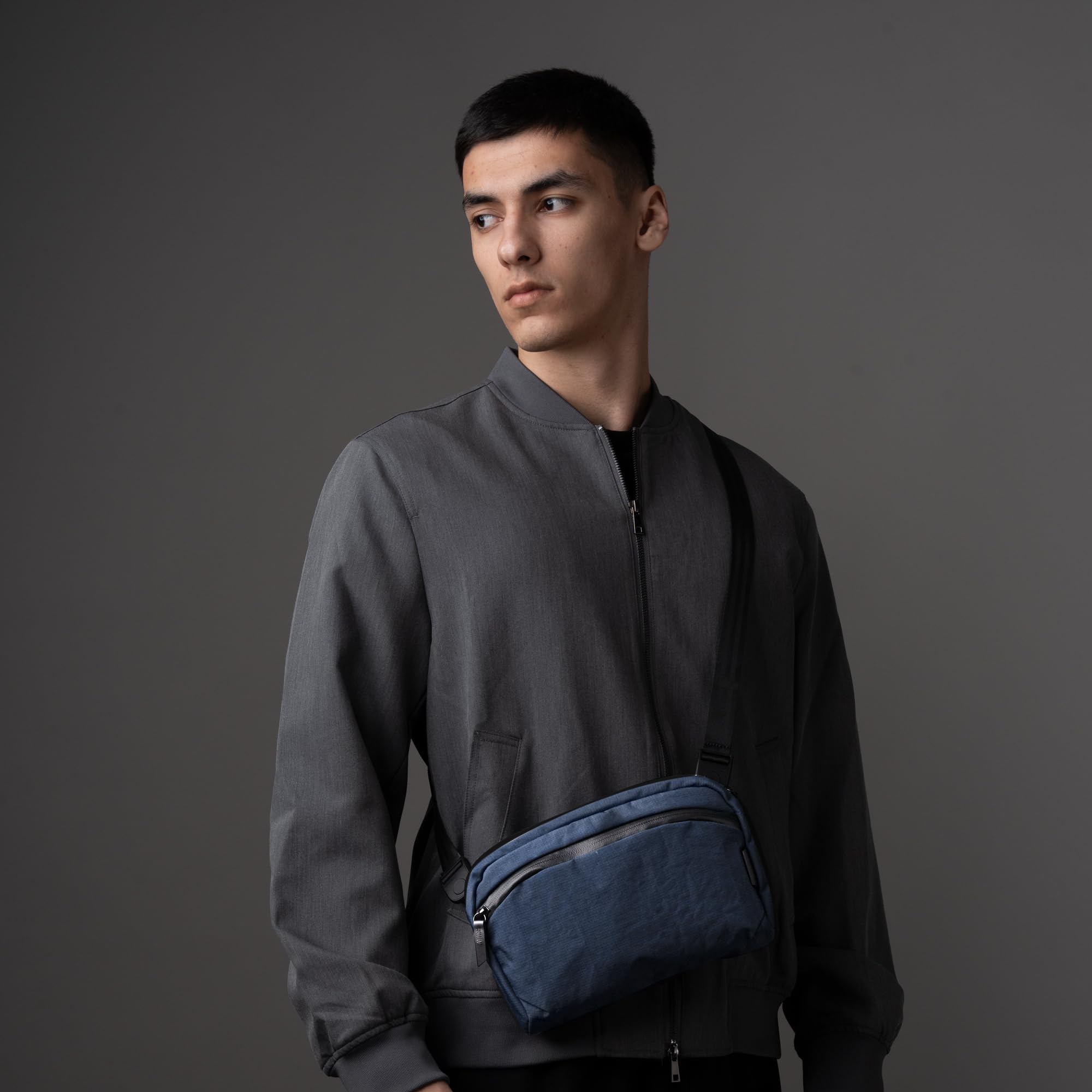 ALPAKA Flight Sling 2L Axoflux 210D – torba na ramię crossbody dla mężczyzn, lekka, przenośna, pakowana, z paskiem na ramię z szybkim odpinaniem