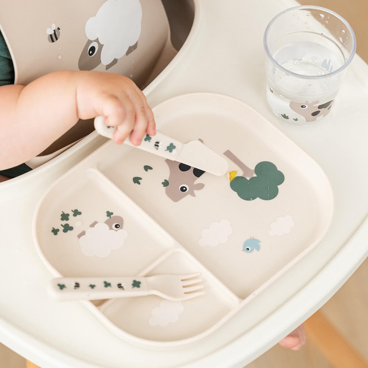 Done by Deer Foodie Besteckset Baby – Tiny Farm Sand – Kinderbesteck ab 0 Monaten, BPA-freies PP, spülmaschinen- & mikrowellengeeignet