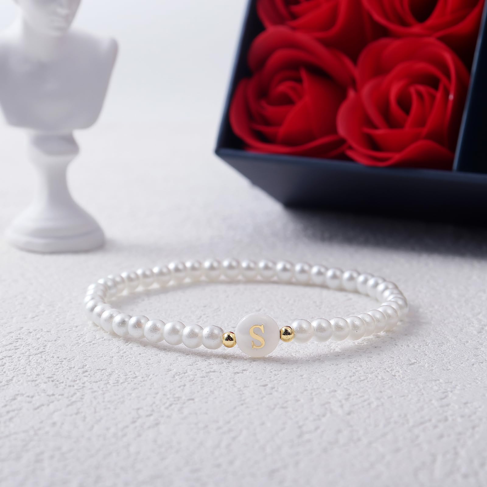 Girls Accessories Pulseras con Iniciales de Letras delicadas para Mujer, Pulsera elástica de Perlas de imitación, Pulsera con Nombre para Mujer y niña, Regalo de joyería, sin Piedras Preciosas