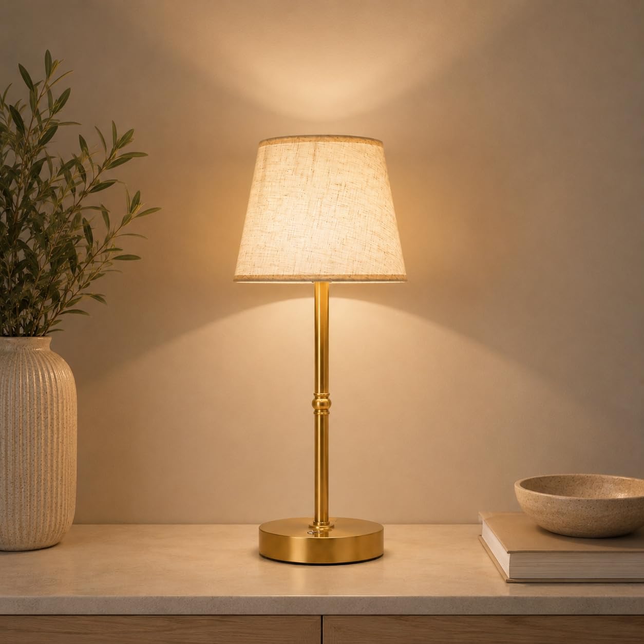 Vintage Akku Tischlampe Kabellos, Wiederaufladbare Stoffschirm Tischlampe Gold mit 6000mAh Akku, Stufenlos Dimmbar, Touch-Steuerung, USB-C LED Tischlampe für Schlafzimmer, Wohnzimmer, Esstisch