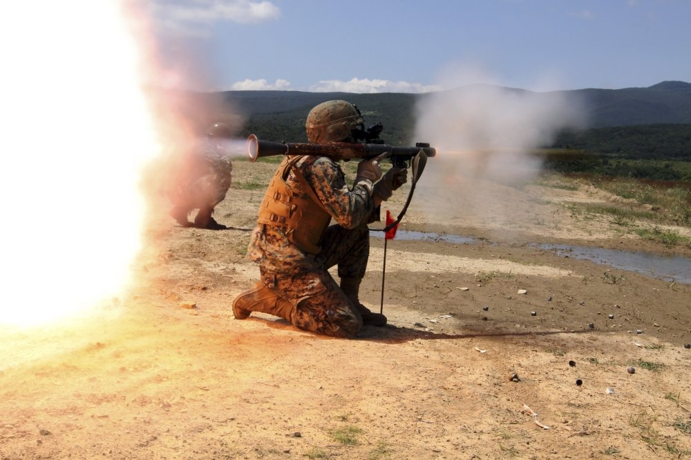 Posterazzi 7 juillet 2010 - Une grenade propulsée par une fusée d'assaultman - 7 lors d'un exercice de tir réel avec des soldats de l'armée bulgare à la zone d'entraînement de Novo Selo Bulgarie