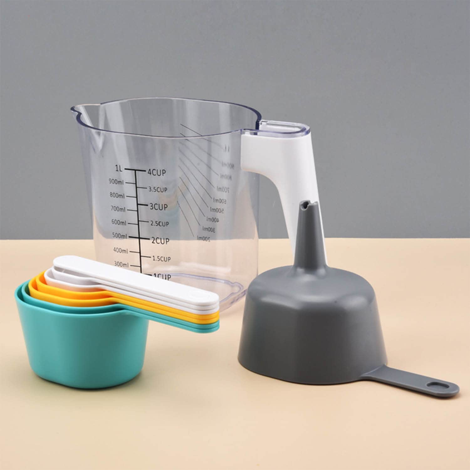 Misurino e Misurino Impilabile Set da 9 Pezzi Senza BPA Scale di Misurazione Multiple Pratico Utensili da Cucina con Imbuto Raschietto, 1000 Ml