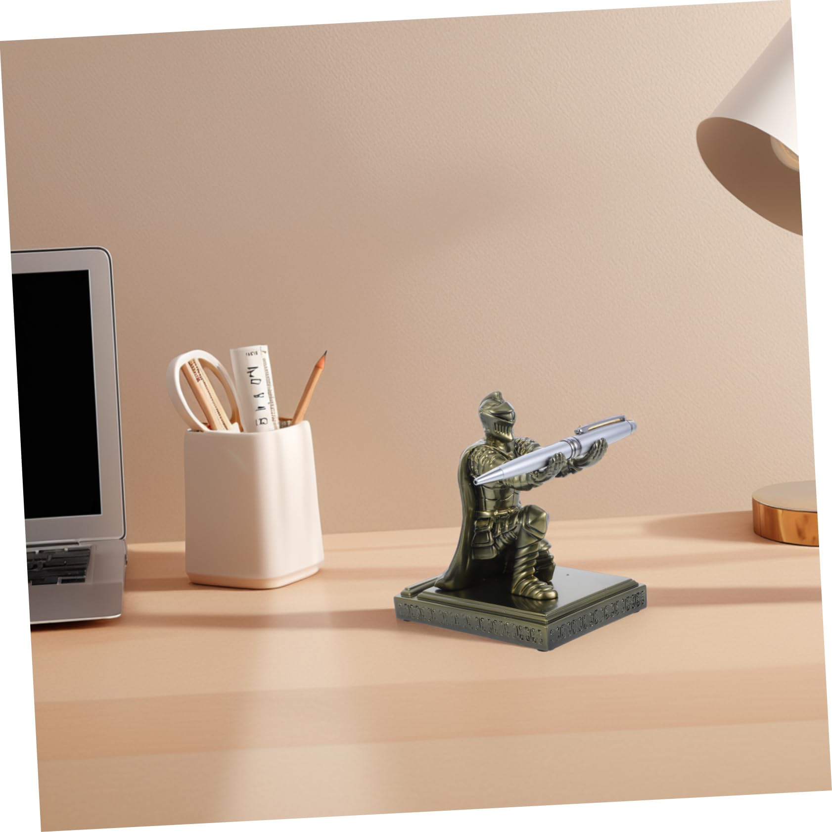 Gatuida Portapenne Statua Soldato Dorata Base Stabile Cavaliere Medievale in Resina Retro Accessorio da Scrivania Multifunzionale per Ufficio e Vanity