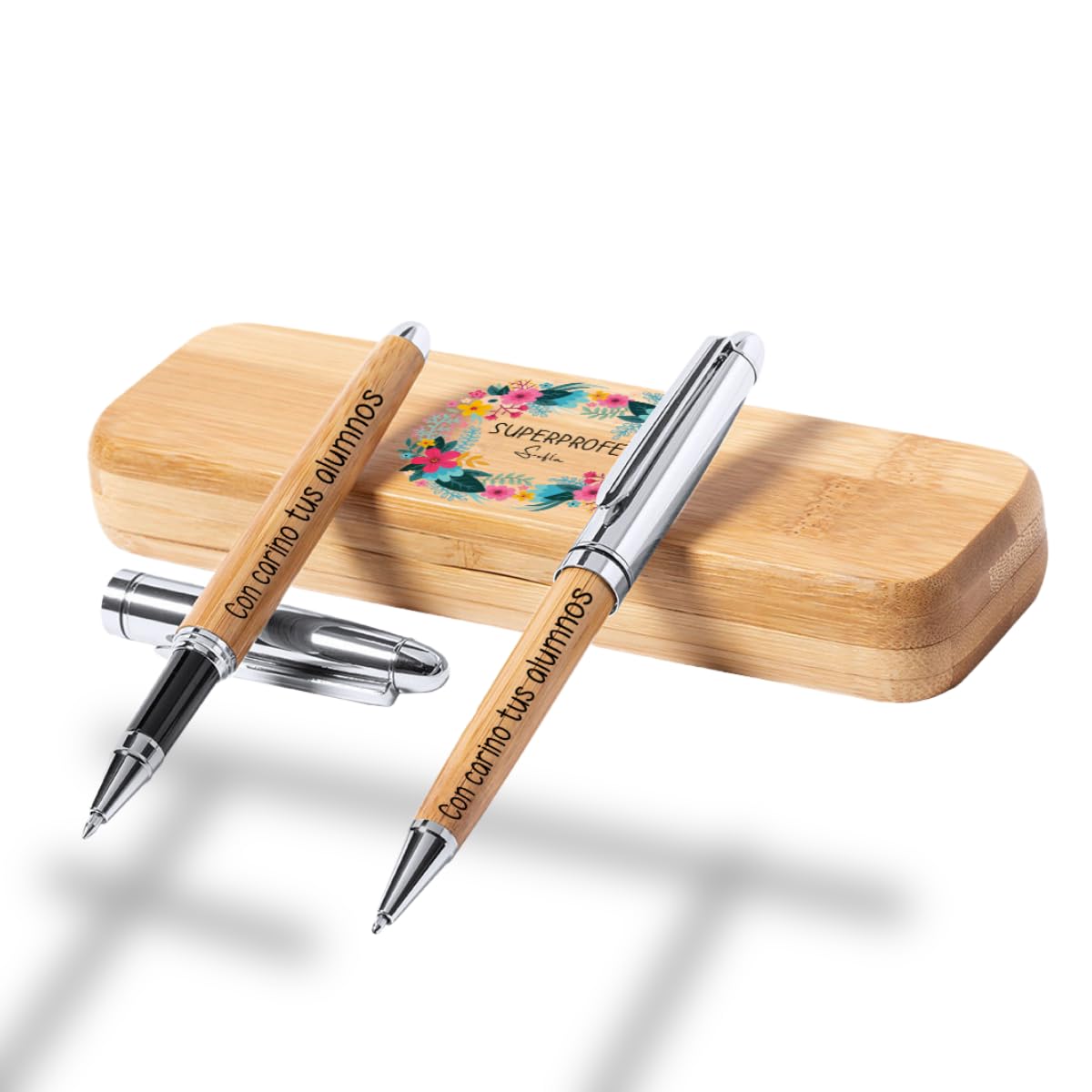 DEREGALOOS Set Bolígrafos Madera Bambú Personalizados para Profesora. Estuche Funda de Bambú con Diseño Grabado Láser. Bolígrafo y Roller con Nombre del Maestro. (Corona de flores)