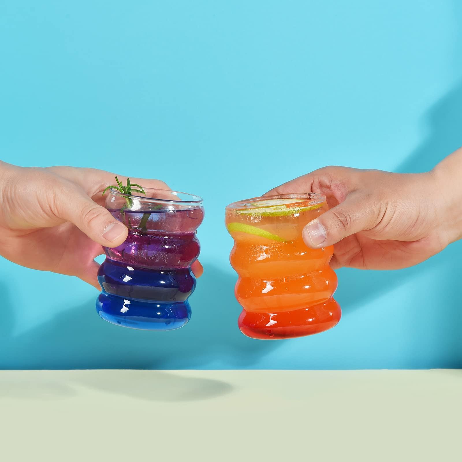 Alink Lot de 4 verres à boire avec couvercles et pailles, en forme de vague, verres à bière, verres à café glacé, verres à cocktail avec brosse, 473 ml