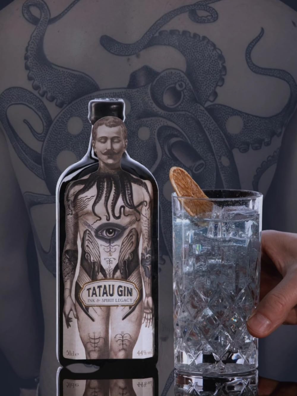 TATAU Gin 50 cl Premiato come Miglior Gin Al MONDO 2025 (Con Nero di Seppia e Alga Spirulina) L’estetica è firmata dall’artista Pietro Sedda - ARTE NEL GIN (Tatau) ARTE SULL’ETICHETTA (Tattoo) -