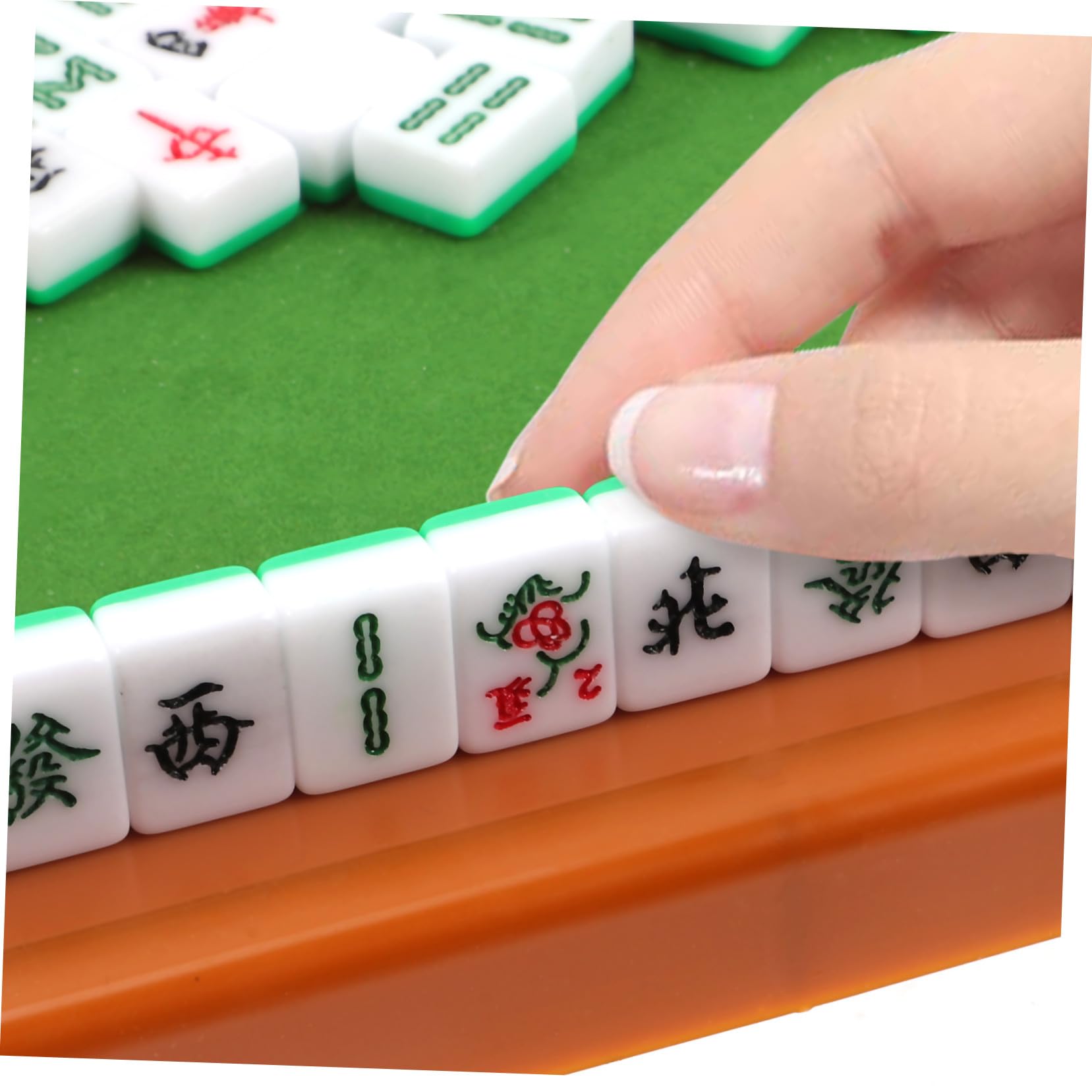 Mini Mahjong Set Tragbar mit Feiner Verarbeitung Klare Muster Leicht zu Reinigen Inklusive Aufbewahrungsbox Lustiges Chinesisches Reisespiel für Familie und Zufällige Farbe