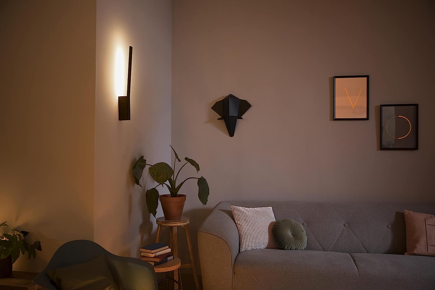 Philips Hue Lámpara, Hue Liane, Aplique Mural LED Inteligente, Luz Blanca, Compatible con Alexa y Google Home, Color Negro
