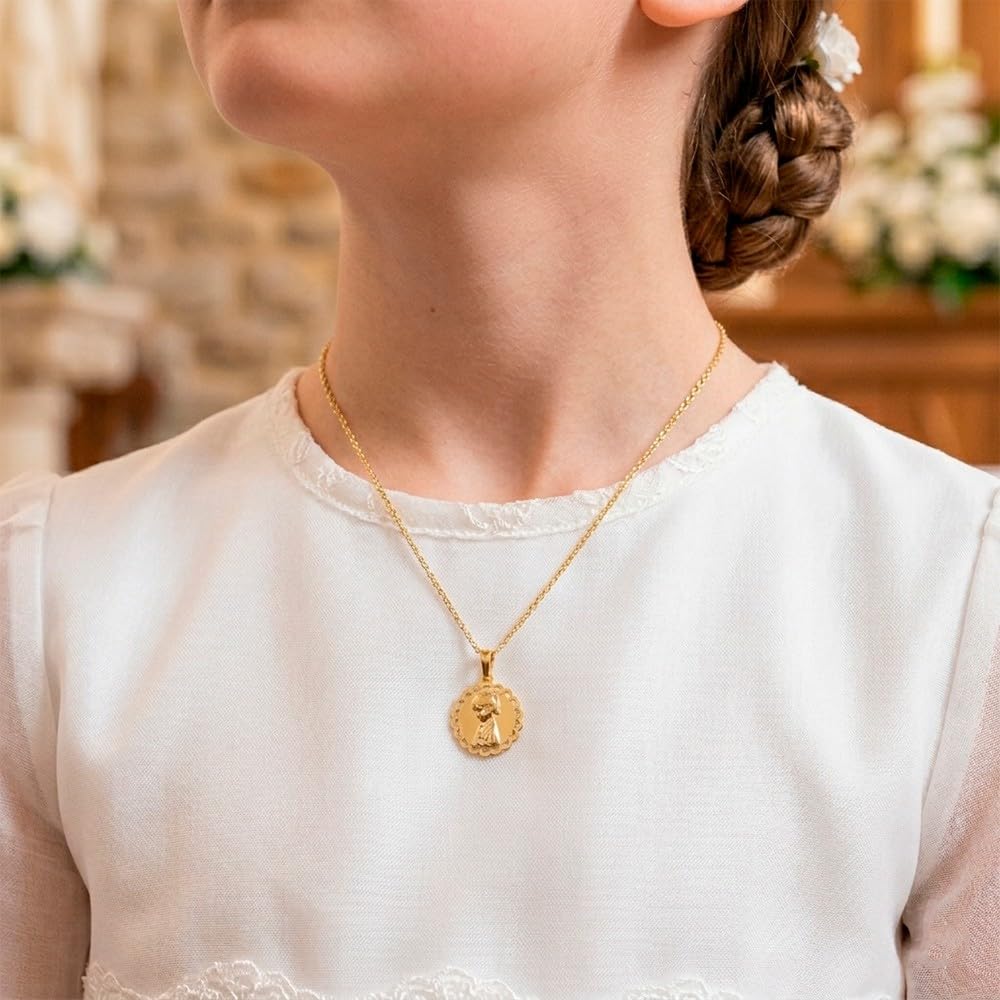 Virgen Niña Medalla en Plata de Ley 925m chapada en oro 19mm. para Primera Comunión borde calado