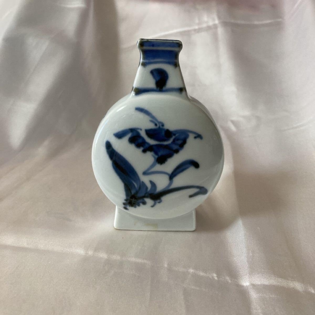 １２００ 蔵出し 珍品　有田焼 赤松白斎　白磁の花瓶　 透かし模様が魅力 Amazon.co.jp: 1200 蔵出し 珍 有田焼 赤松白斎 白磁の花瓶