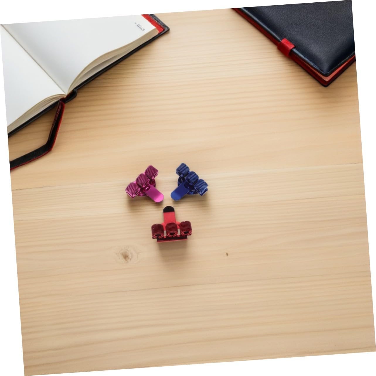 12 Piezas Soporte Metálico para Bolígrafos Triple con Clip Resistente y Diseño Seguro Organizador para Uniformes de Enfermería y Médicos Incluye Colores Surtidos Evita Pérdidas y