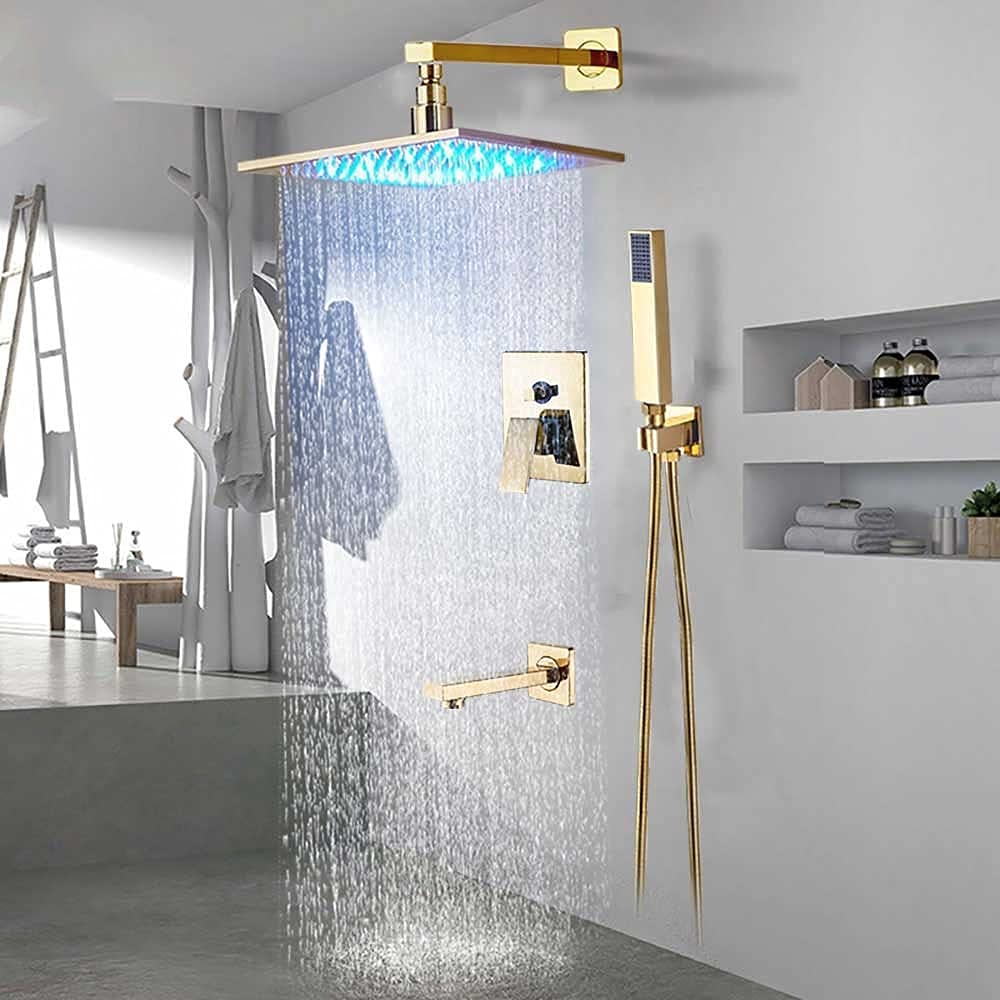 Pomme de douche à lumière LED dorée pour une salle de bain moderne ambiance spa privé
