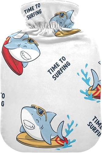 Linda botella de agua caliente de tiburón surfista con tapa, bolsa de agua caliente de 2 litros para compresas frías y calientes multiusos, alivio