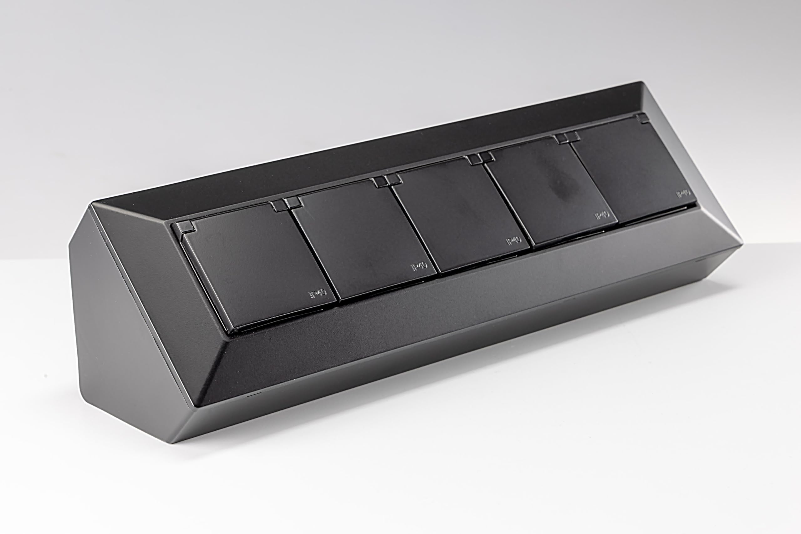 ChiliTec Blok z 4 gniazdami wtykowymi z pokrywą na zawiasach, USB-A USB-C PD 230 V, do kuchni, biura, warsztatu, czarny
