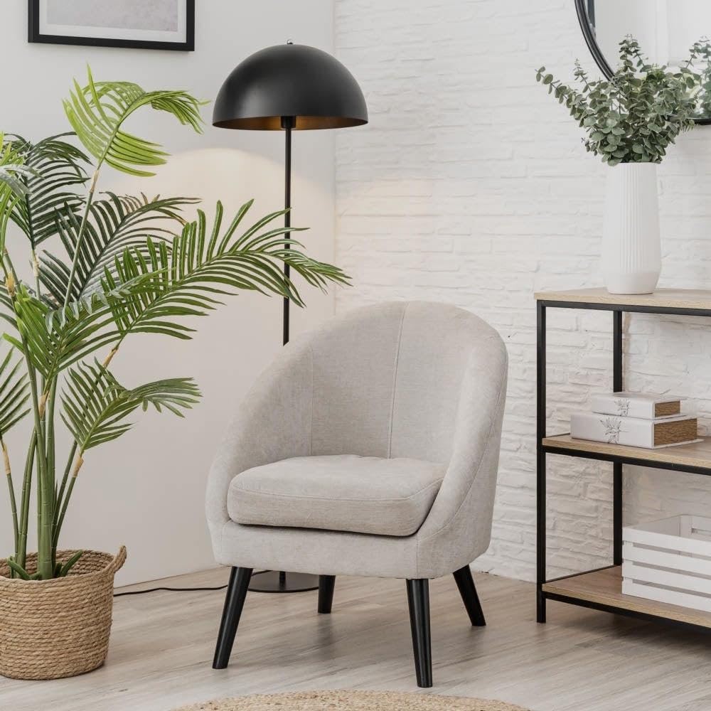 LOLAhome Butaca Gris Perla con Brazos de Chenilla y Madera de 60x67x74 cm