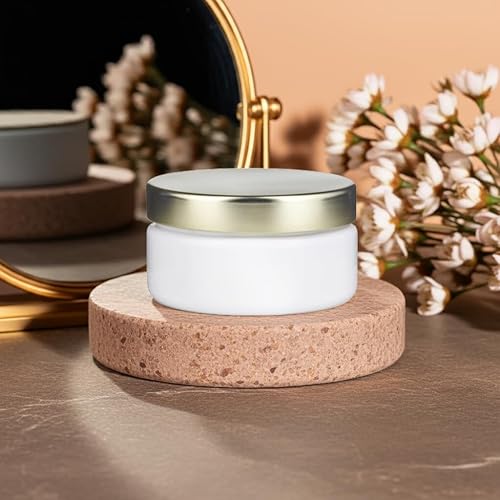 Miniatura 5 de JUVITUS Paquete de 12 tarros de plástico PET de perfil bajo blanco de 2 onzas con tapa de metal dorado