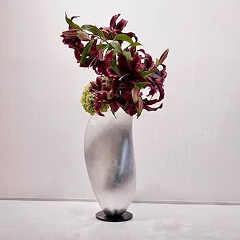 エミリオロバ直筆のサイン入り。貝殻装飾のモダンフラワーベース。 エミリオロバ直筆のサイン入り。貝殻装飾のモダンフラワーベース