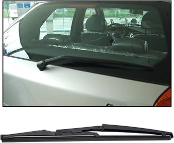Sostuzione Del Tergicristallo Del Parabrezza Immagine Stock - Immagine di garage, riparatore