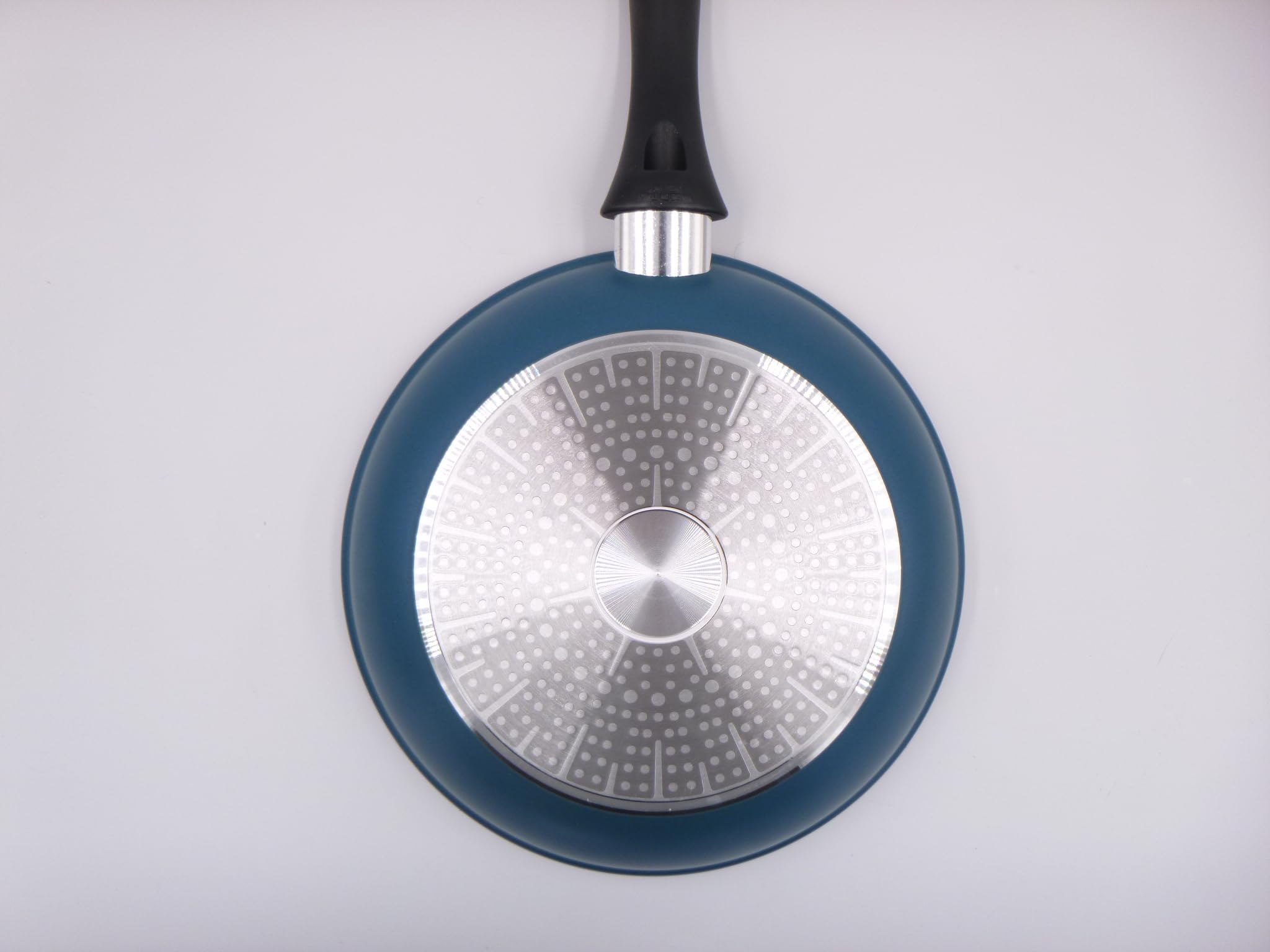 Annie Feolde, chef 3 stelle Michelin, presenta Salutella ZeroColor, l'unica padella antiaderente al mondo con un rivestimento completamente neutro. Zero nichel, zero Pfoa, zero coloranti chimici. Un