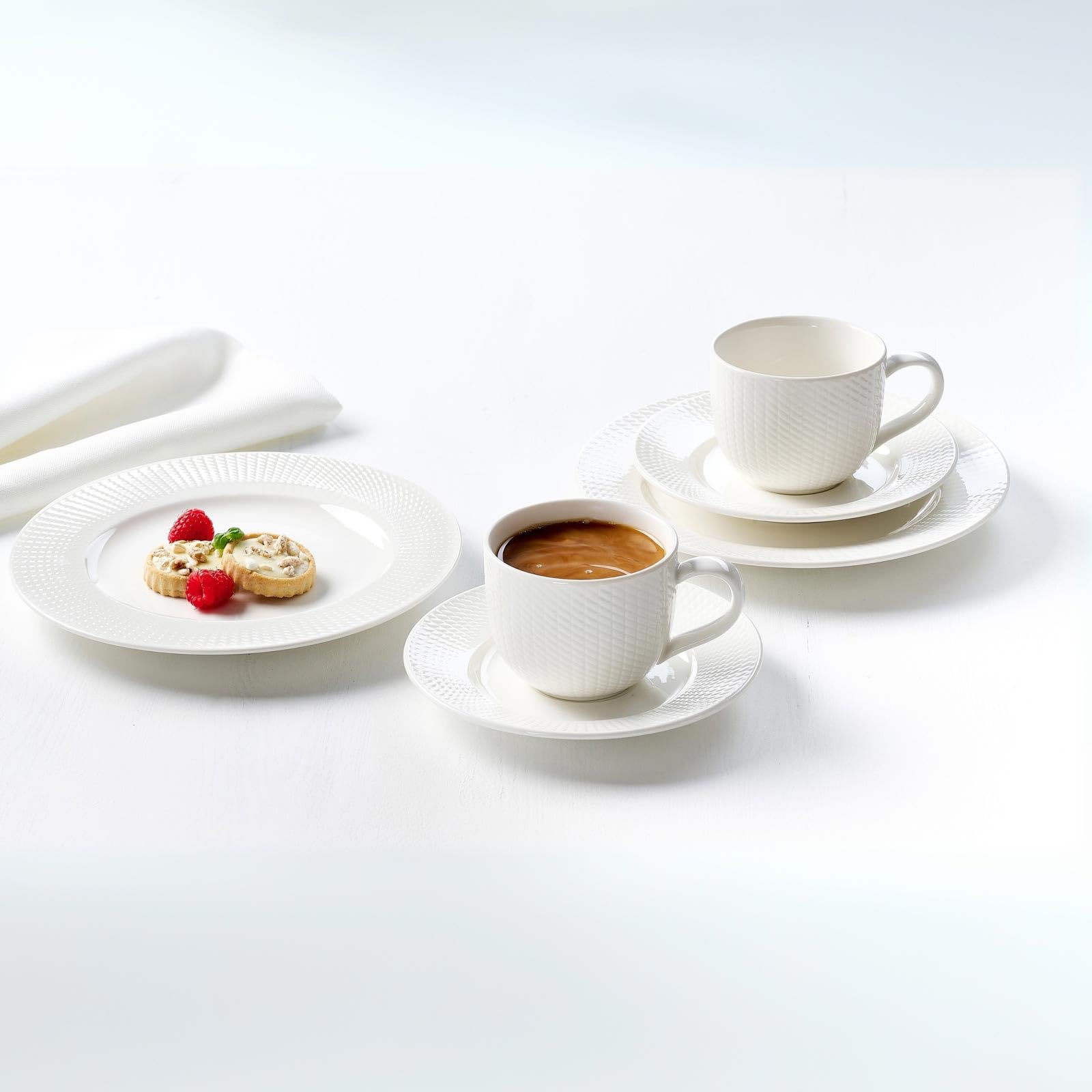 Ritzenhoff & Breker Saphir Cappuccinotassen mit Untertassen 320 ml 6er Set | Porzellan Geschirr-Serie in Weiß mit Mosaik-Relief | spülmaschinenfest & mikrowellengeeignet | Elegant & Modern