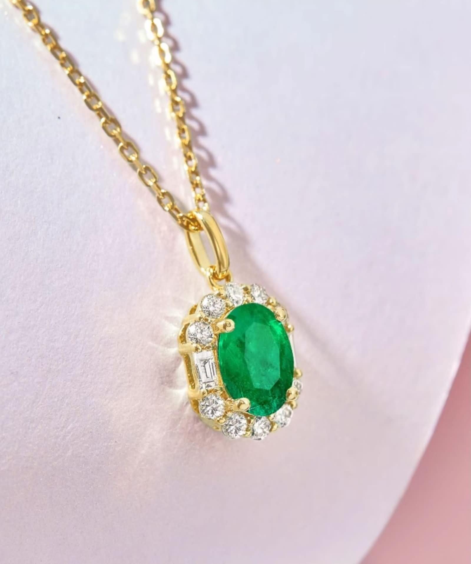 Naszyjnik dla dziewczyny, naszyjnik damski, owalny, 0,26 ct szmaragd i diament żółte złoto