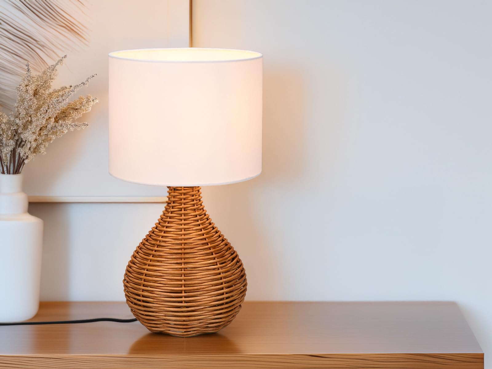 Große Tischlampe Rattan Natur Stoffschirm Weiß im Boho Stil, rund Ø 22cm