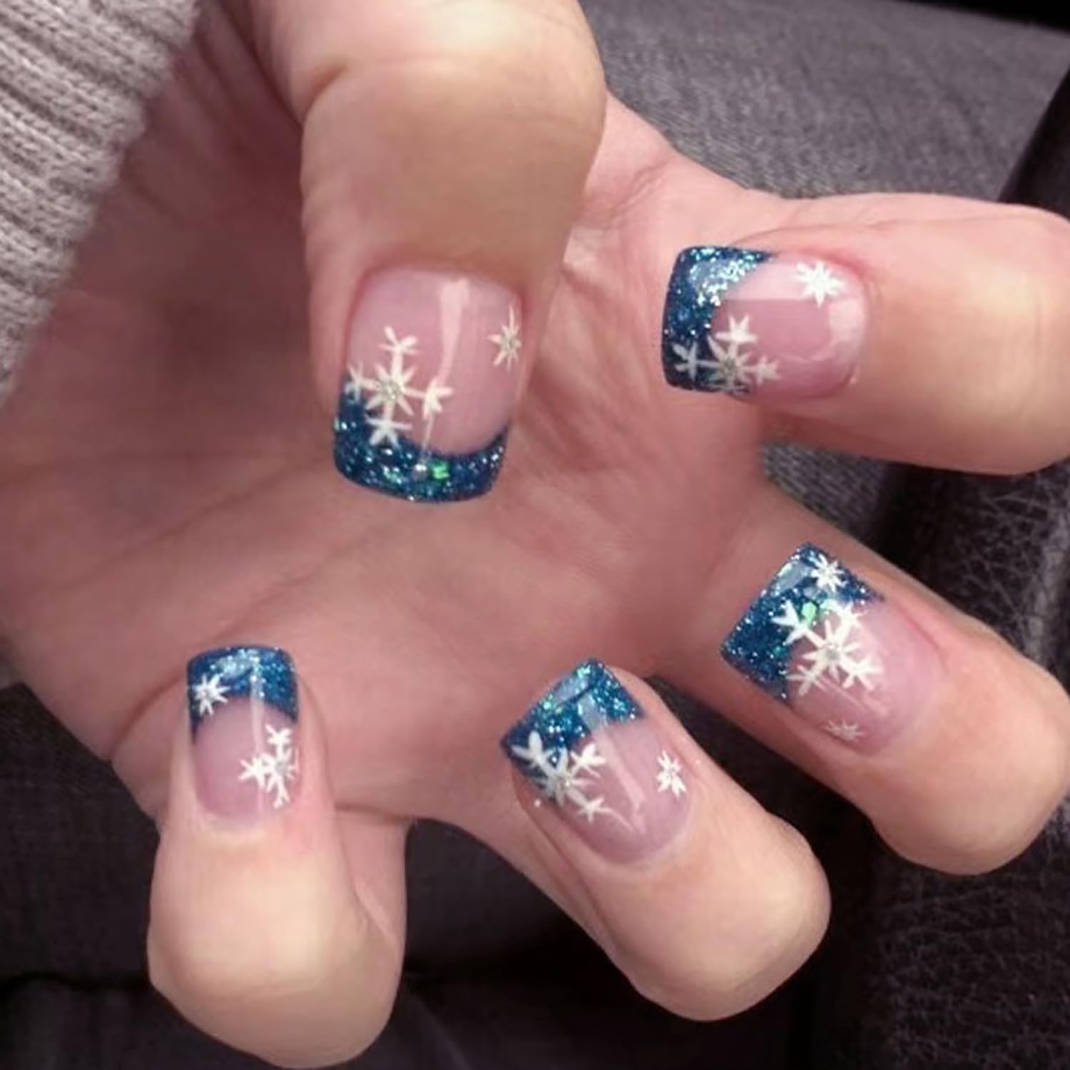 24Pcs Christmas Press on Nails Short Square Snowflake Fake Nails Winter Xmas Press Ons Blue French Tip Glitter Full Cover Glue on Nails Holiday False Nails Stick on Nails for Women Acrylic Nails DIY