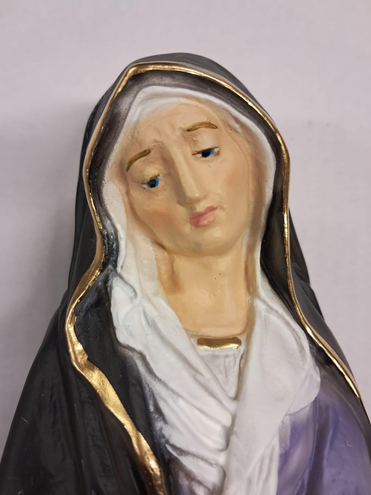 Generico ArteSacraCaravaggio Statua della Madonna Addolorata cm 35 (13,77 inches) in marmo resina piena decorata a mano di produzione artigianale italiana
