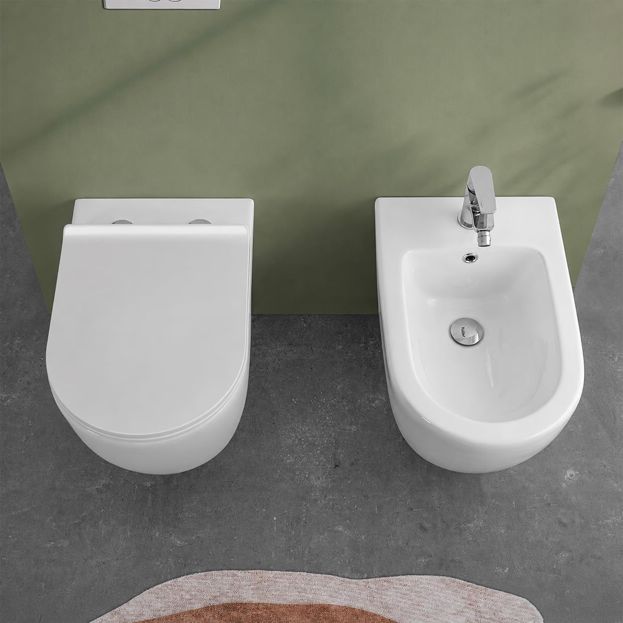 Sanitari filomuro in ceramica bianco lucido con brida e scarico traslato a parete o pavimento, sedile originale soft-close con sgancio rapido, linea FLAN