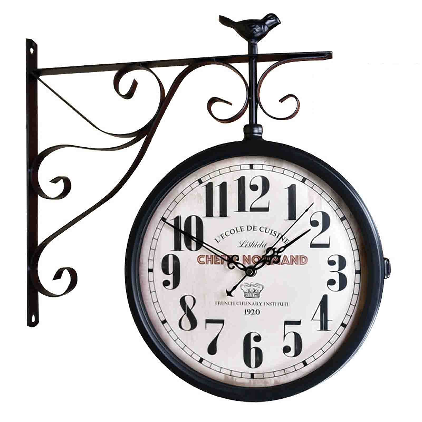 Horloge murale double face vintage en fer forgé patiné pour décoration loft