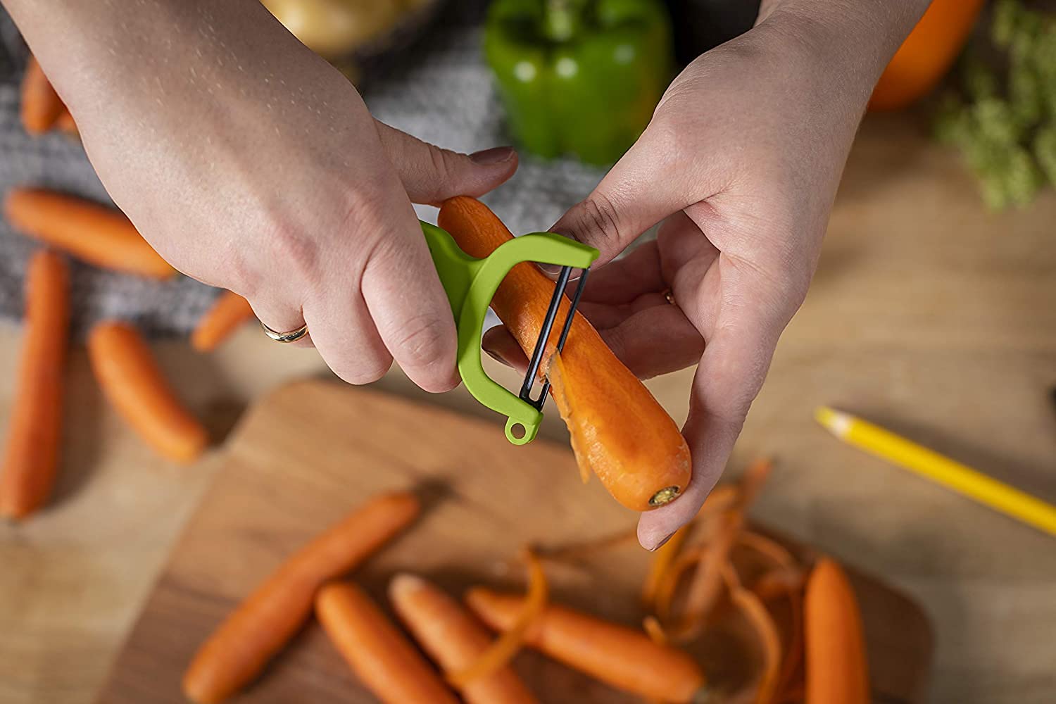 KUHN RIKON 24286 Swiss Peeler zestaw 2-częściowy, obieraczka do warzyw, ostrze ze stali nierdzewnej, czerwony i zielony, plastikowy