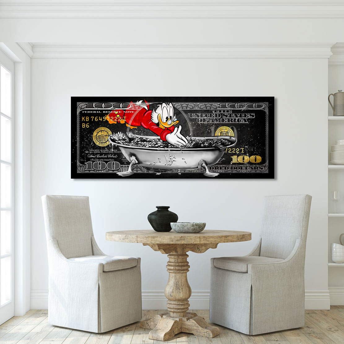 Kunstgestalten24 Dagobert Pop Art Leinwandbild – Dollar Design mit Geldbad in Silberwanne – Street Art Wandbild für Wohnzimmer Büro oder Gaming Room – Lustige Geld Deko mit Comic Flair 100x40x2cm