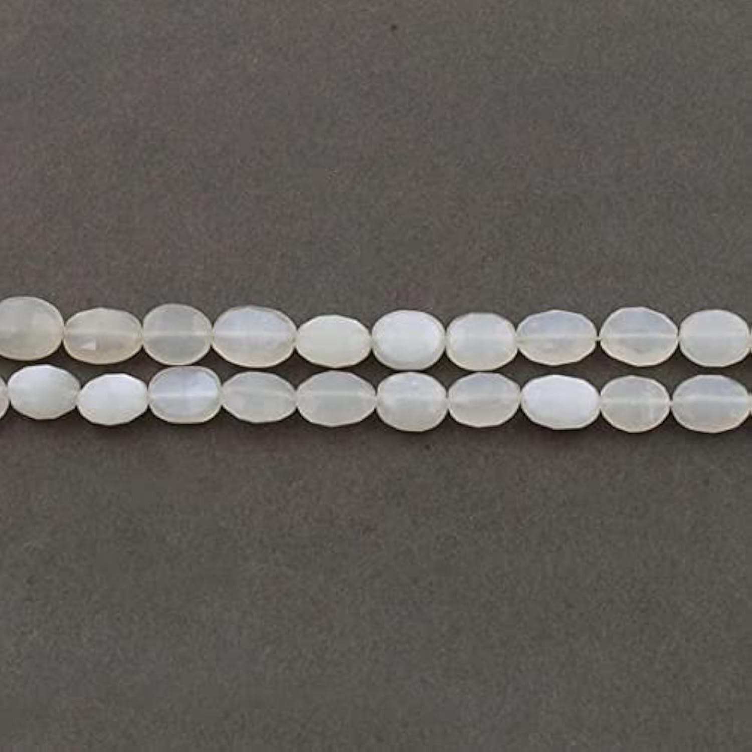 Pierre de lune blanche en briolette ovale pour fabriquer des colliers artisanaux