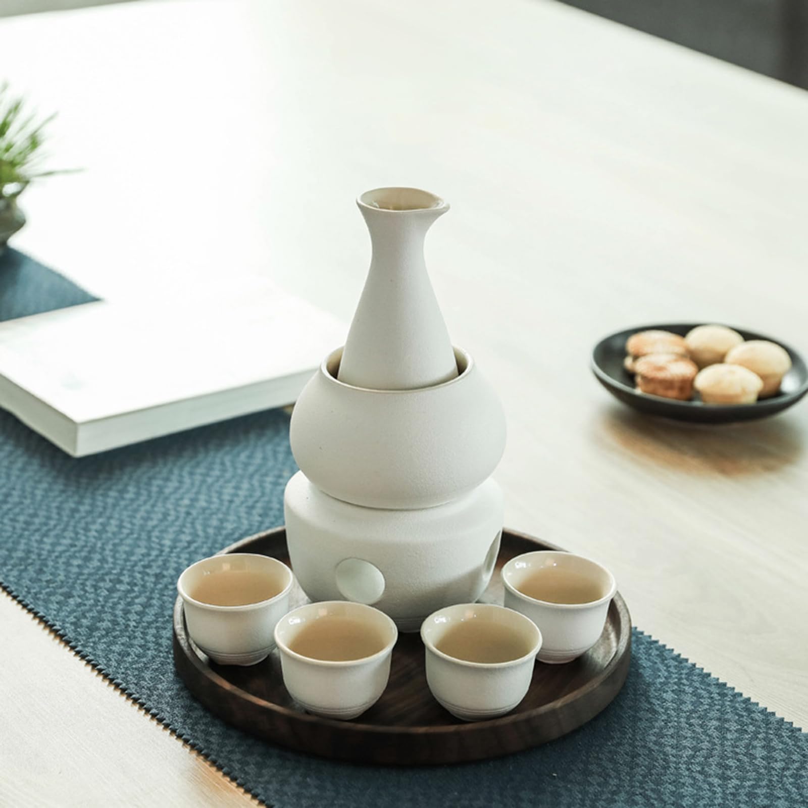elegante japanische Sake Flaschen Set enthält eine Karaffe, einen Warmhalteofen, eine Schüssel und passende Tassen für traditionelles Trinken und den Heimgebrauch Sake Wärmer Set aus Keramik