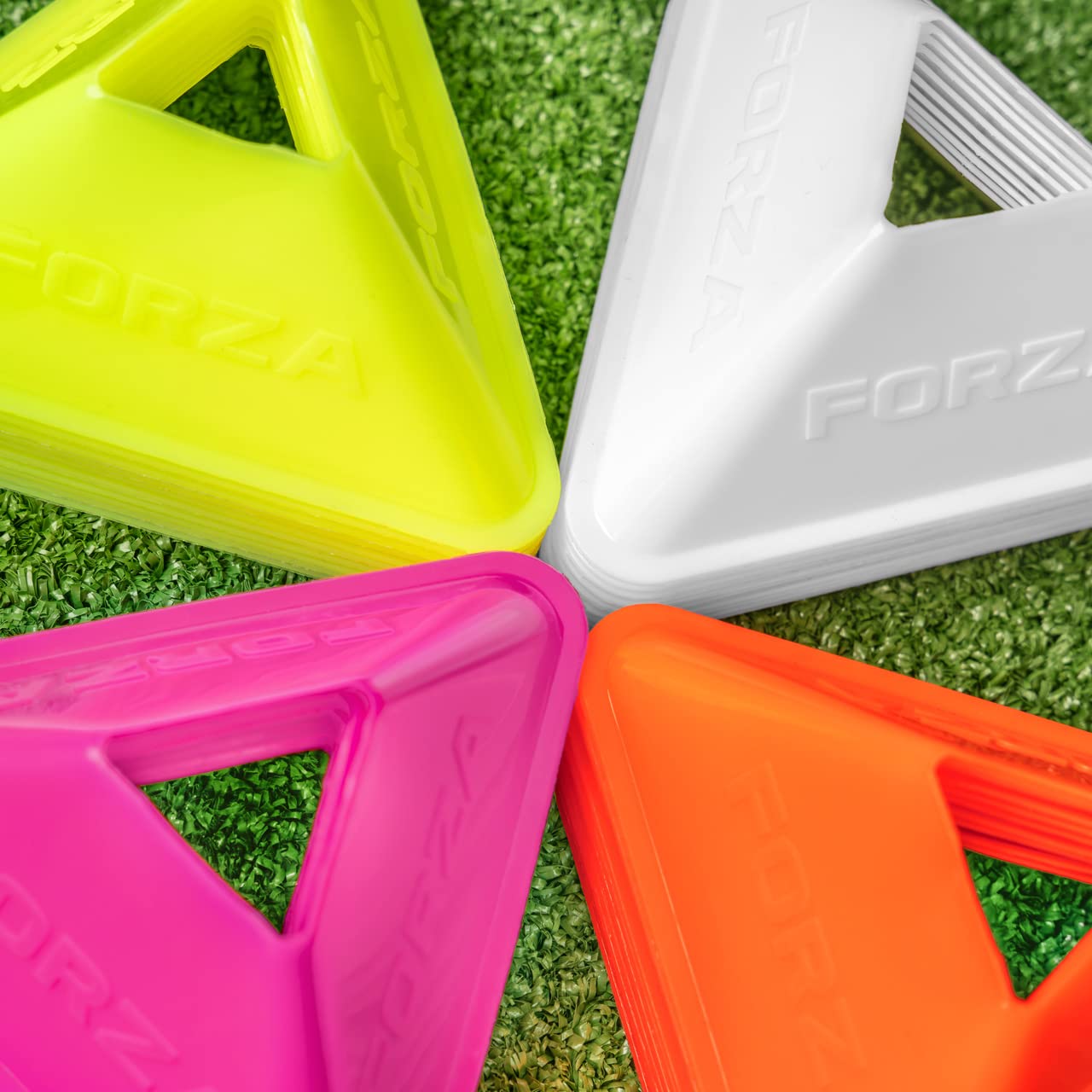 FORZA Mini Plots Triangulaires | Pack de 40 Cônes de Football de Couleurs Vives | Idéaux pour Les Clubs de Sport, Les Écoles et à la Maison | Exercices d'Entraînement pour Adultes et Enfants