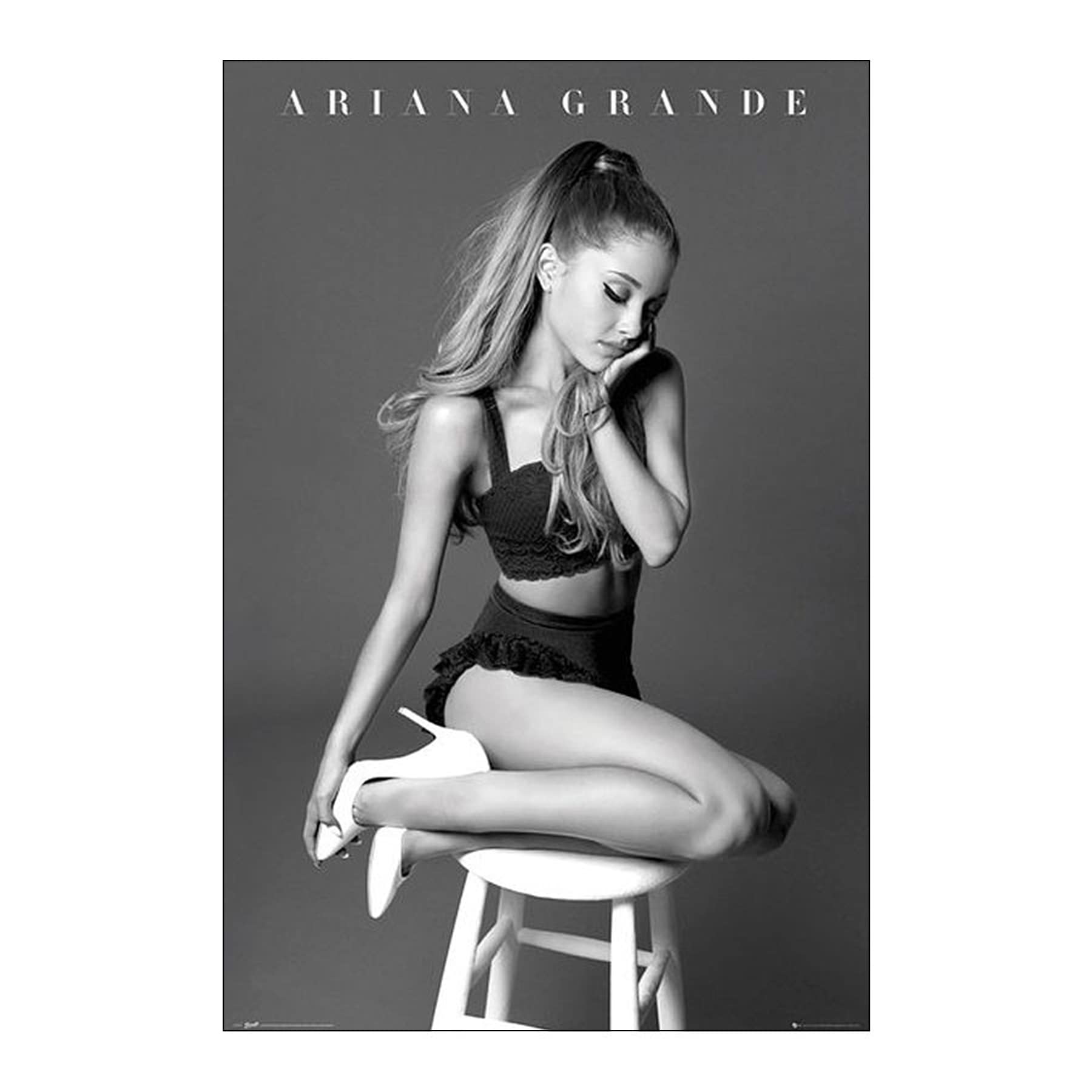 Close Up Ariana Grande Poster (61cm x 91,5cm) + a surprise poster!