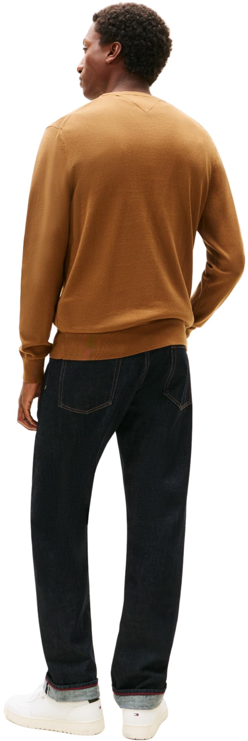 Gros plan sur la texture du coton et l'écusson discret Tommy Hilfiger sur la poitrine.