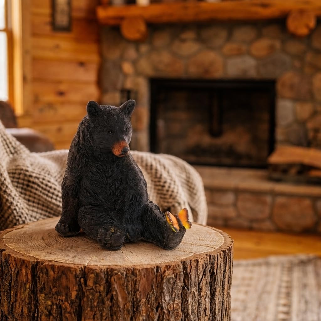 The Bridge Collection Figura decorativa de oso negro con detalle de mariposa, decoración rústica de vida silvestre para cabaña o cabaña, estatua de oso negro estilo cabaña con dije juguetón