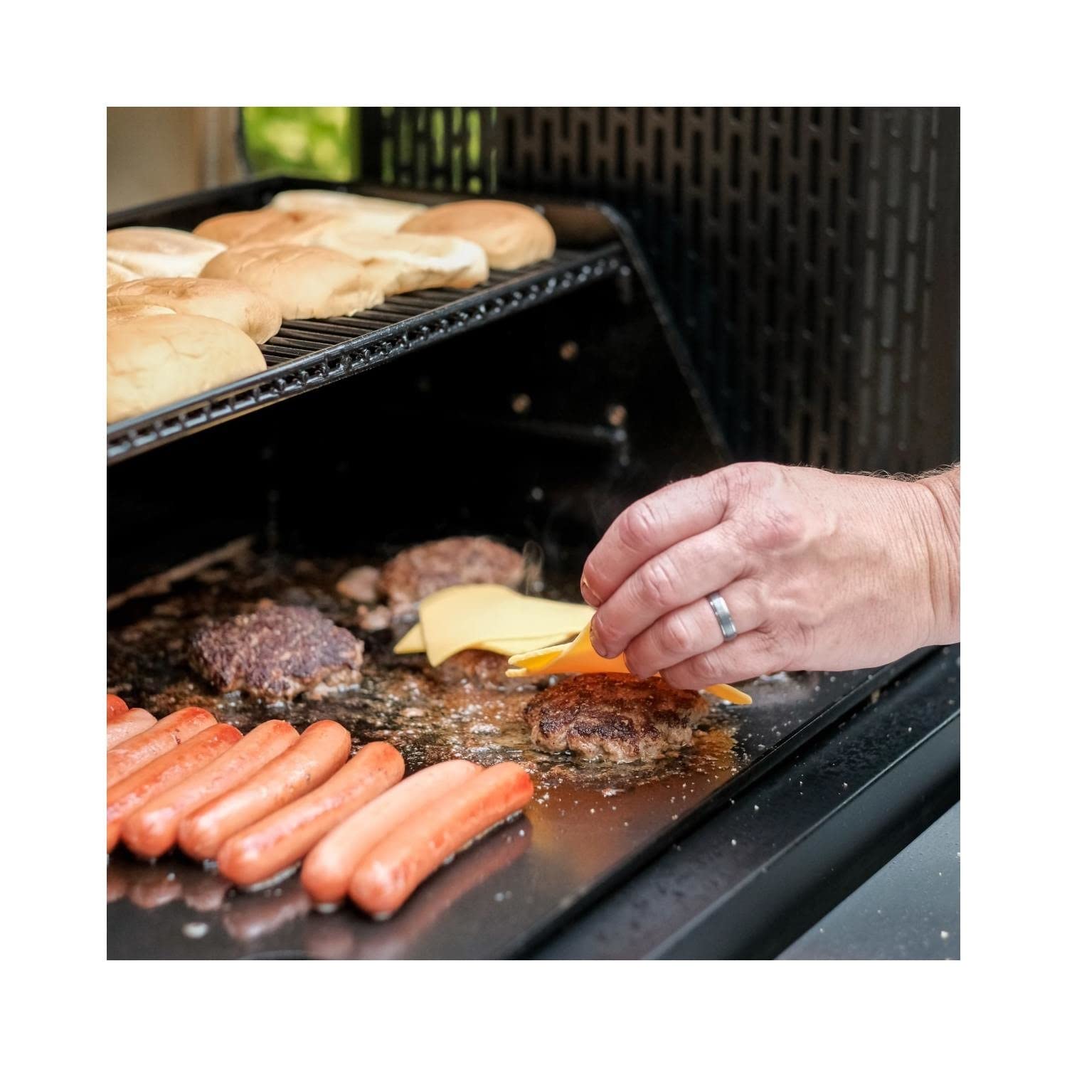Masterbuilt® Gravedad Series™ 800 Barbacoa de carbón Digital + Plancha + Fumador en Negro