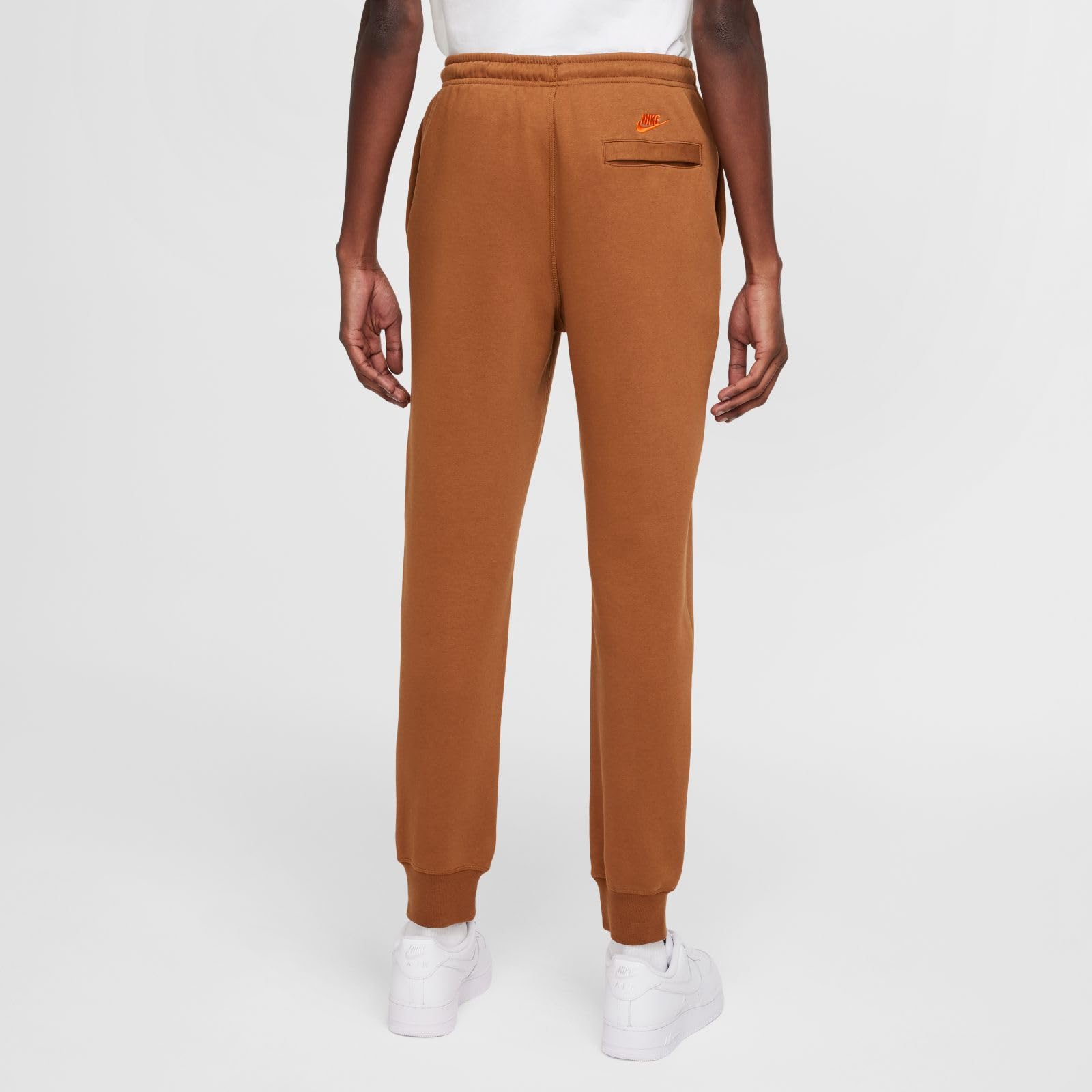 Nike Sportswear Club Męskie spodnie dresowe Lt British Tan/Safety Orange, FZ0907-281, M