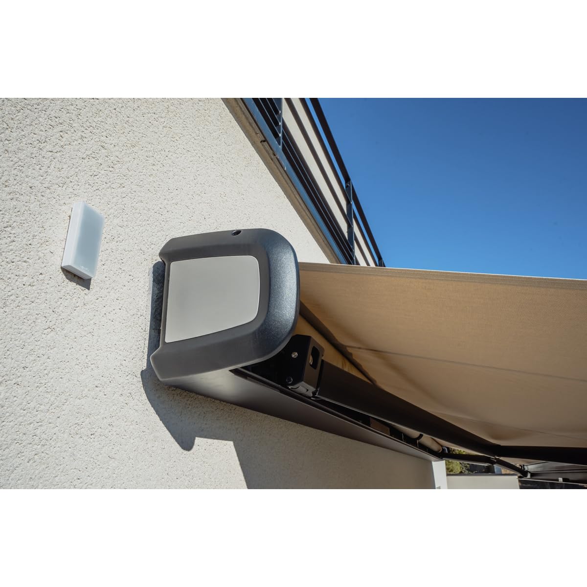 Somfy 1871307 - Sunteis Solar io - Helligkeits- & Temperatursensor, TaHoma Switch kompatibel, automatisiert Rollläden, Jalousien und alle kompatiblen io-Motoren, ohne Stromanschluss