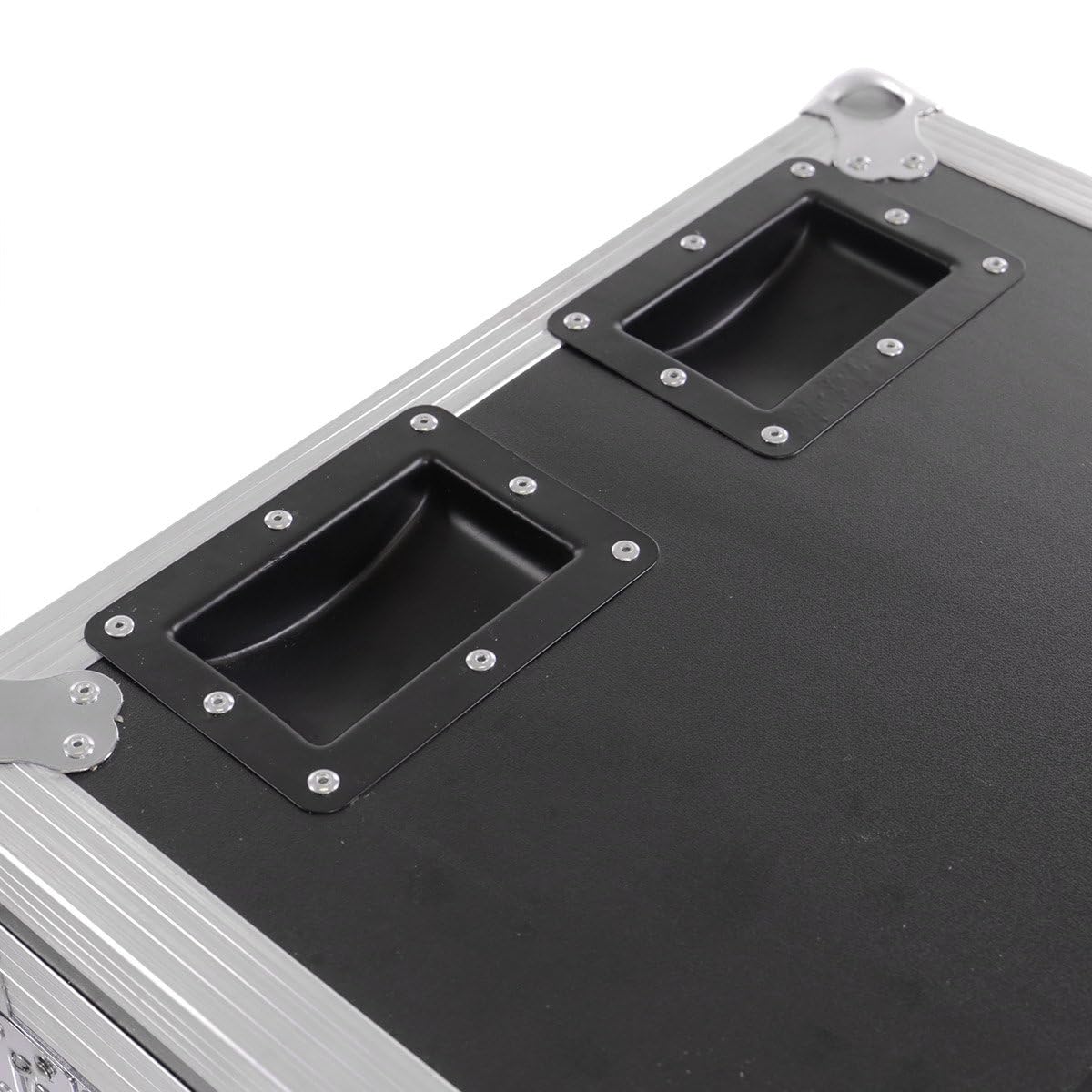 BoomToneDJ EZ-Box Flight Case Universale Nero 6 Scomparti con Rotelle. Valigia di trasporto professionale. 6 prese IEC integrate. Rinforzi angolari. Dimensioni con ruote: 51 x 47 x 38,5 cm.