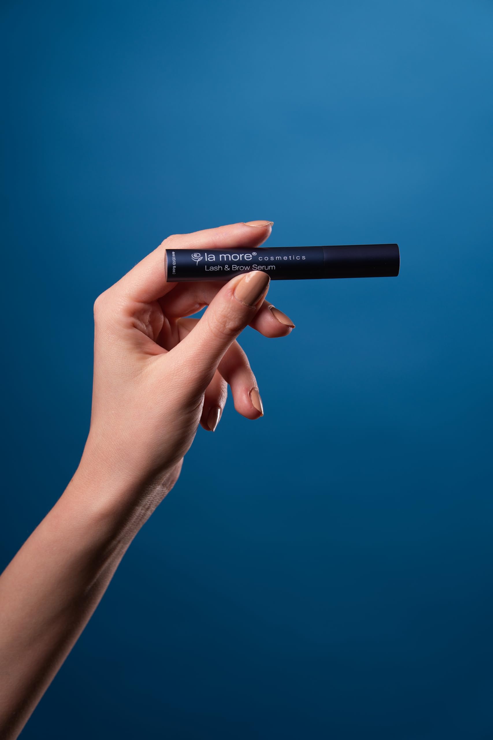 La More Lash & Brow Serum – nietestowane na zwierzętach, wyprodukowane w Niemczech, wolne od hormonów: do uwodzicielskich rzęs i zapierających dech w piersiach brwi