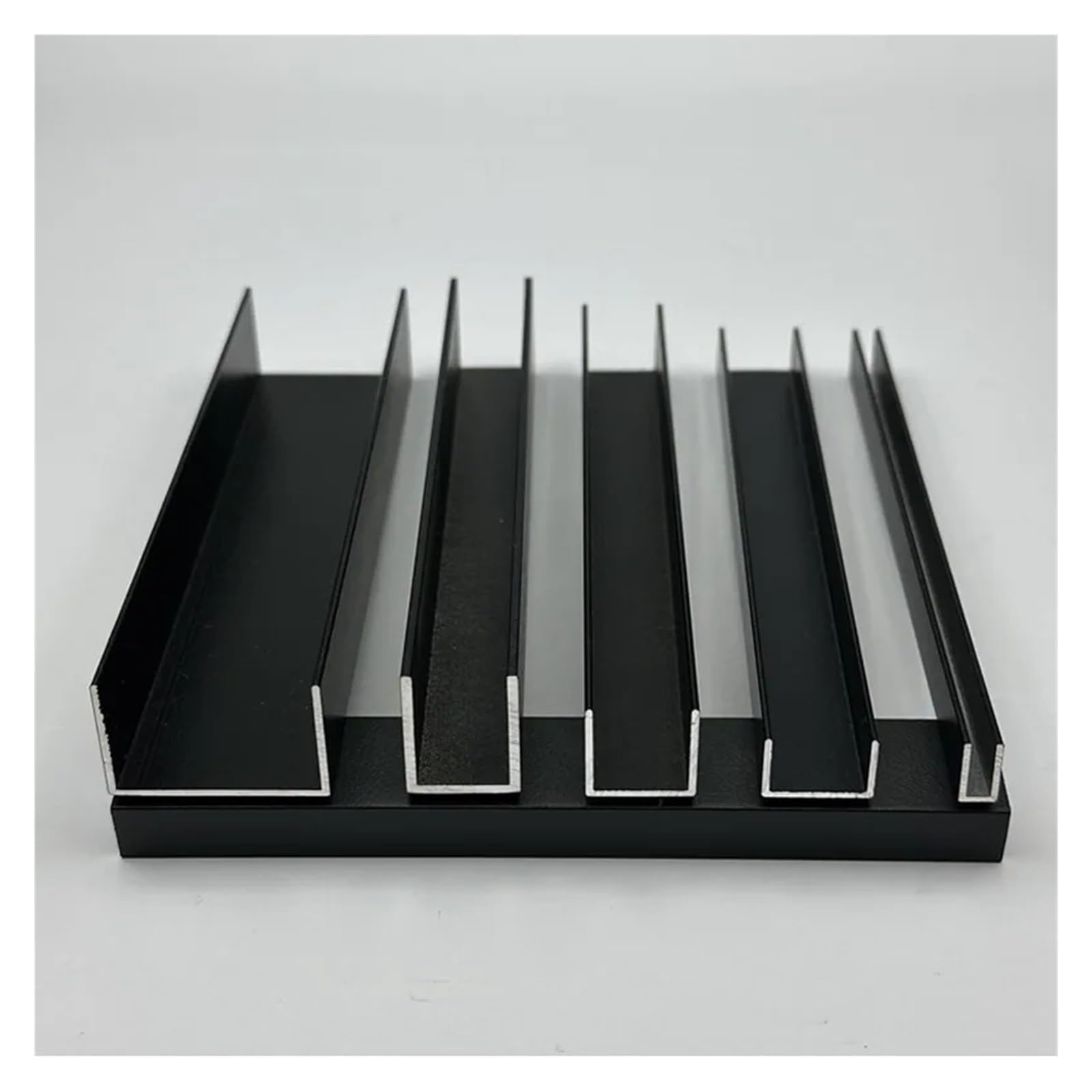 Rura aluminiowa 6063T5 Czarny kanał U z aluminiowym rowkiem Równoważnik krawędzi (15 x 15 x 12 mm)