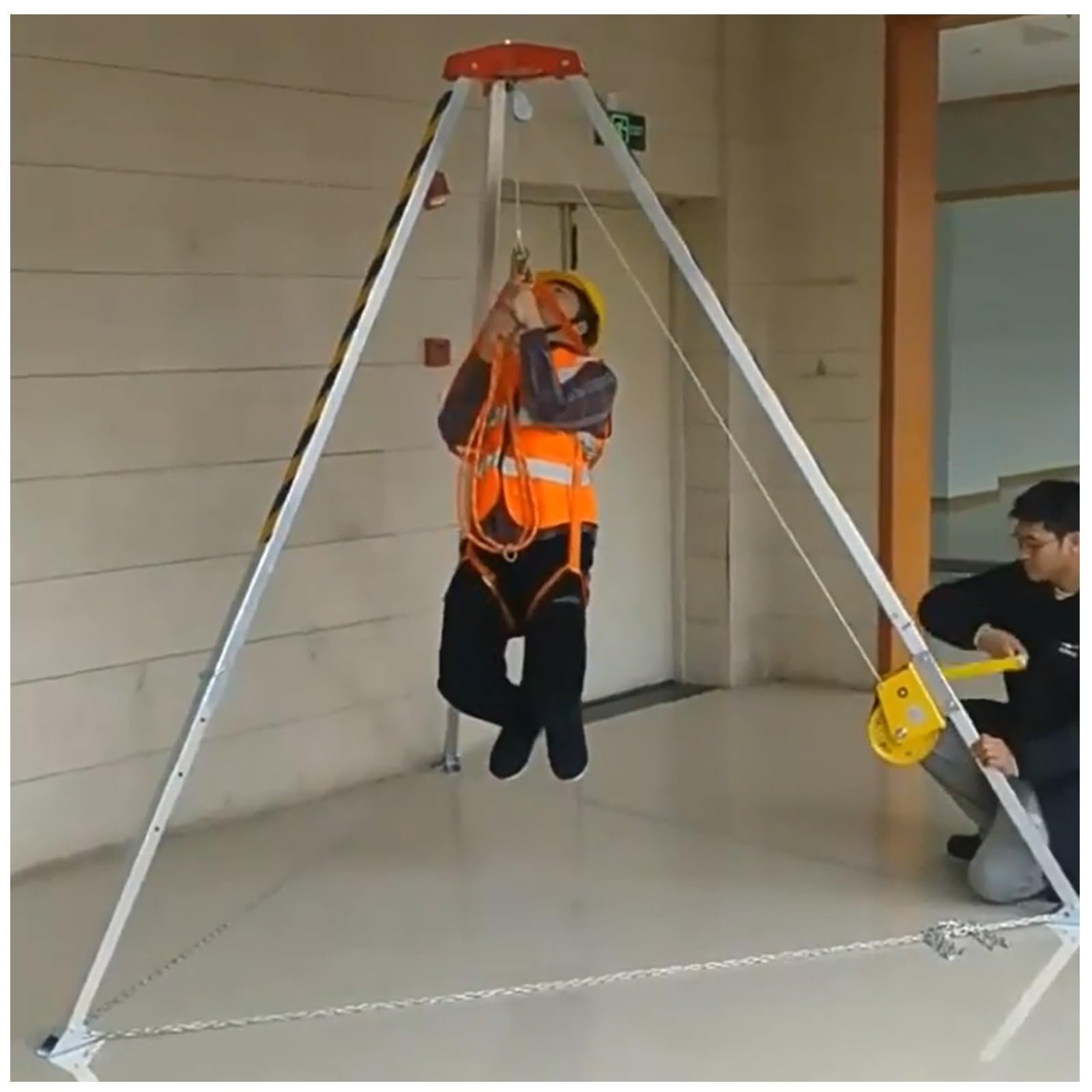 Kit de trípode compacto para espacios confinados: incluye arneses de seguri