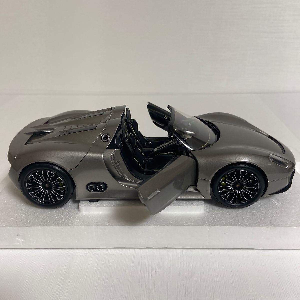 Amazon.co.jp: ☆ミニカーディーラー／ミニチャンプス／MINICHAMPS：1