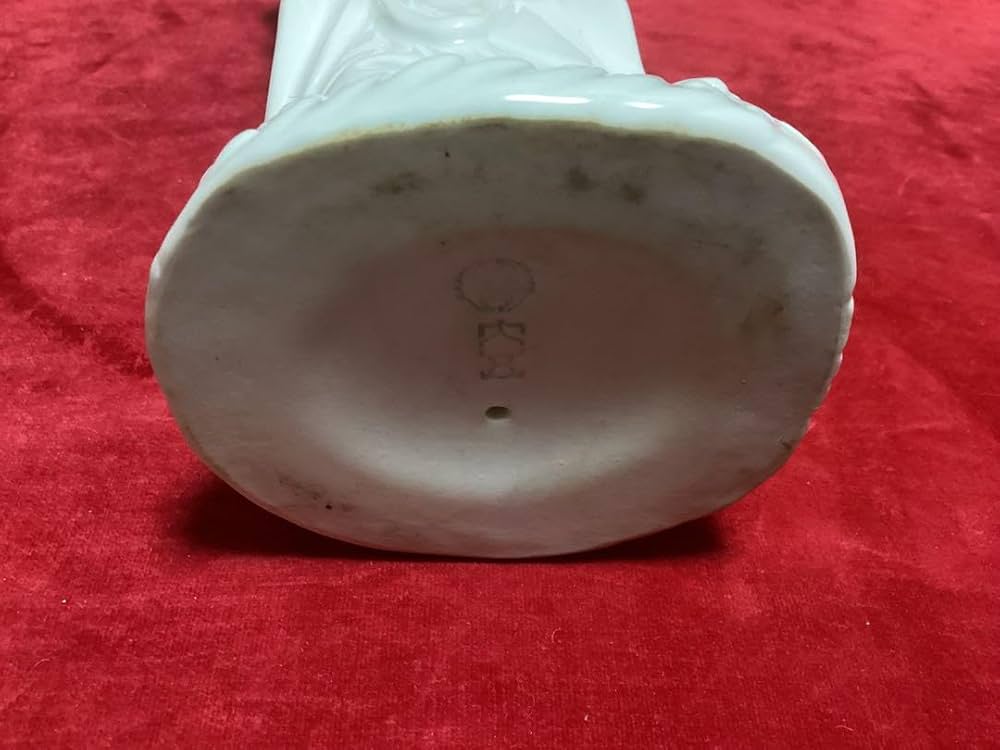 鍋島焼き　白磁慈母観音像 鍋島大五作　　　　　共箱付き Amazon.co.jp: 鍋島焼 白磁 観音像 立像 置物 大五作 共箱入