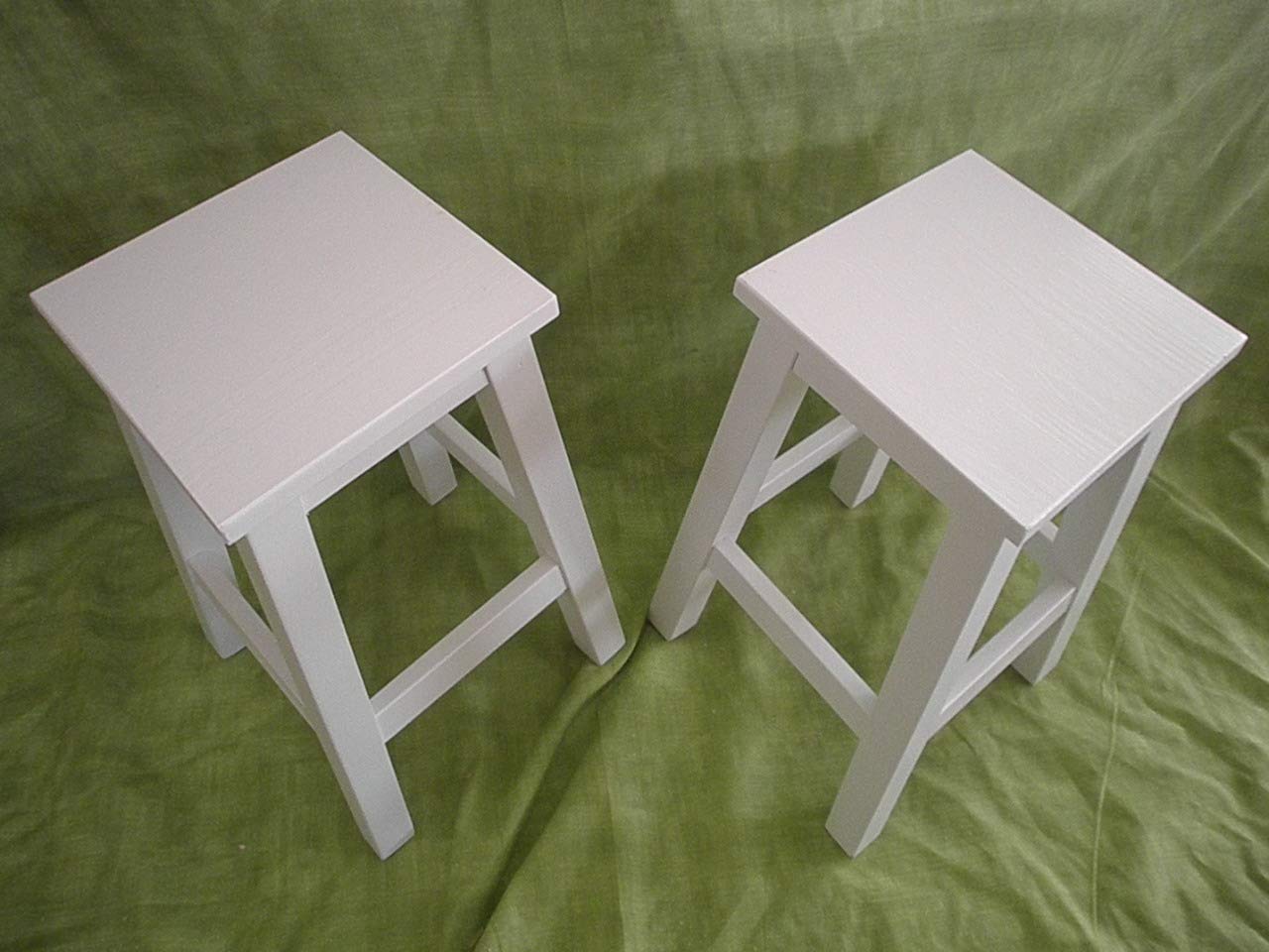 Pareja de taburetes de Madera Maciza. Color Blanco. Alto 50 cm.