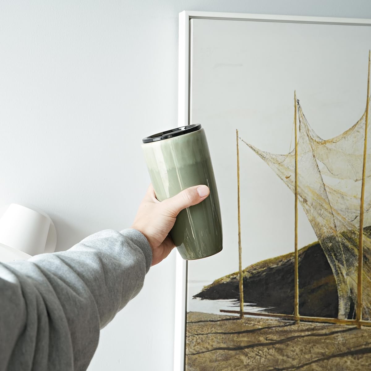 Bosmarlin Taza de café de viaje de cerámica con tapa, 21 onzas, taza de café portátil para portavasos de coche, apta para microondas, esmalte reactivo (verde pálido)