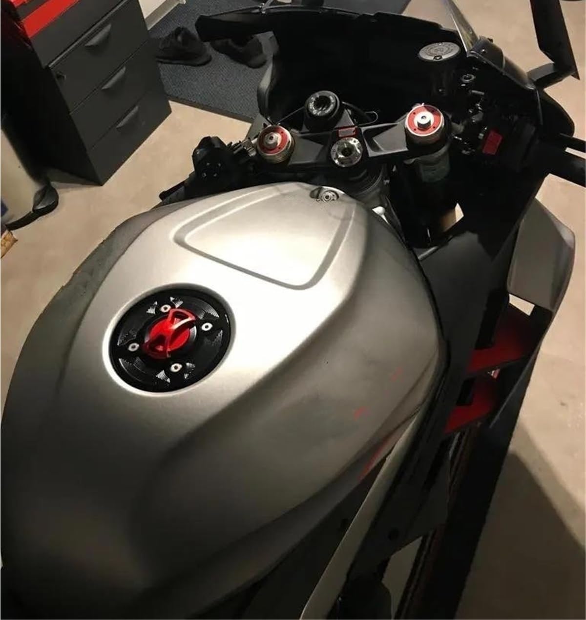 Generic Tapa De Tapa De Tanque Combustible Liberación Rápida Para Aprilia Para RSV4 R Factory APRC Para Tuono V4R Para Caponord 1200 RSV1000(Plata)